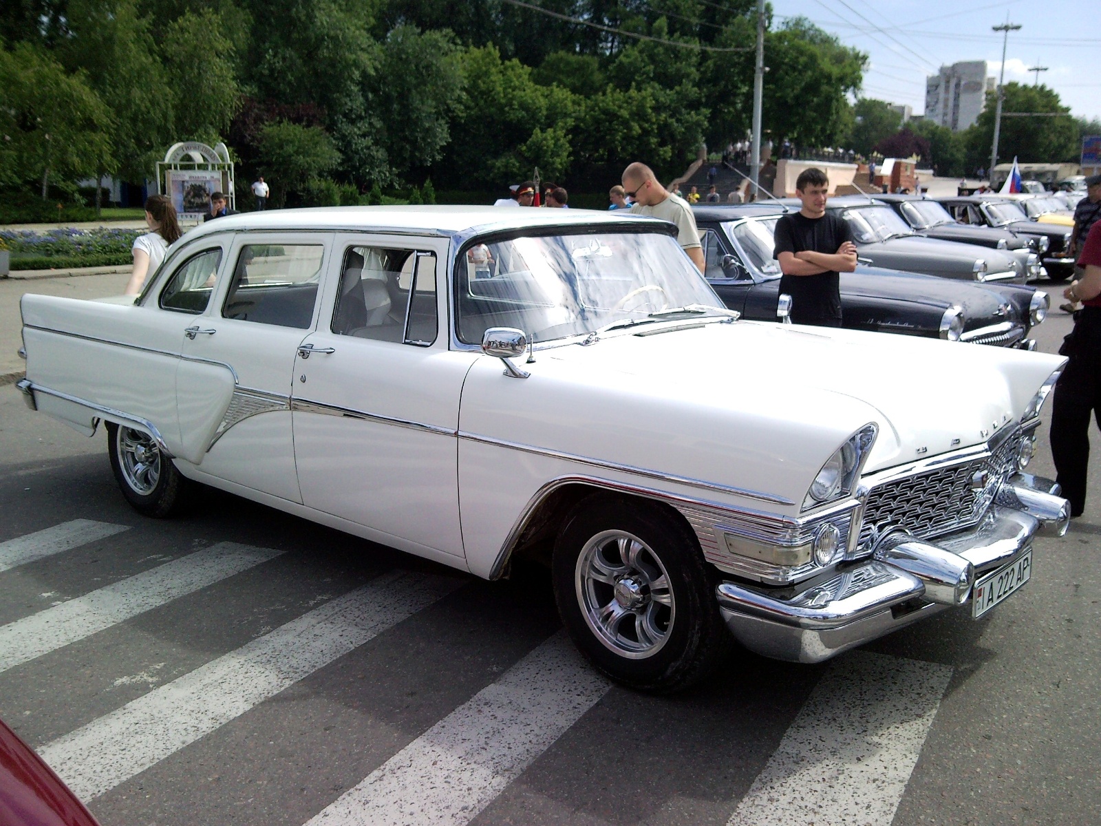 Выставка старых автомобилей на площади Суворова